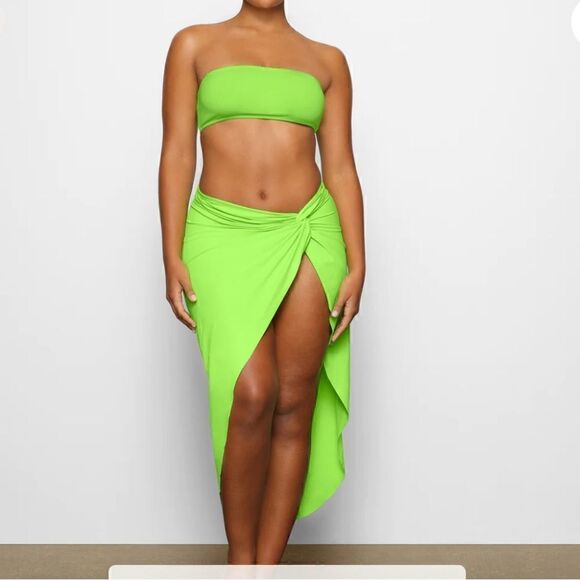 NWT SKIMS recycled swim bandeau bikini top - Picture 2 of 7